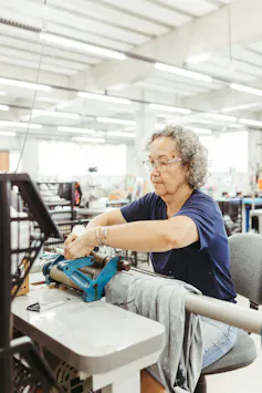 Une femme travaille le textile
