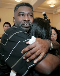 Un hombre abraza a una mujer firmemente