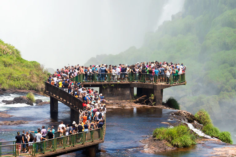une foule importante fait la queue dans un décor de rêve