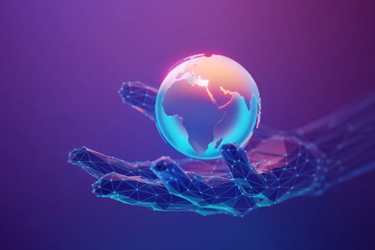 Une main violette et bleue tenant le globe terrestre avec l'Afrique mise en évidence et illuminée.