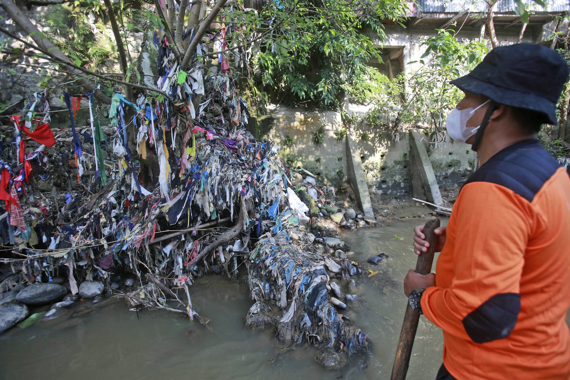 El voluntario se ve en la basura