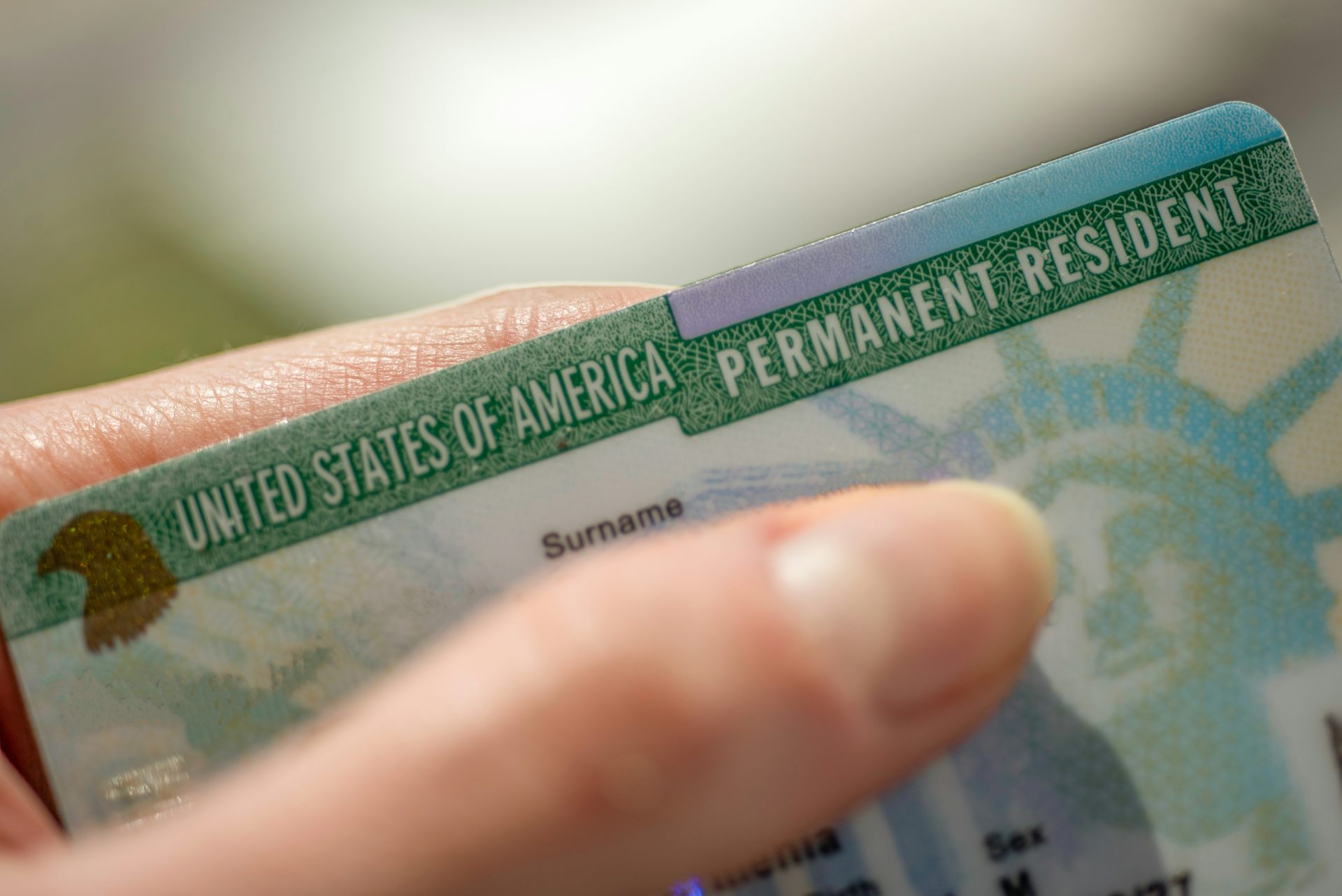 une carte de résident permanent aux USA en gros plan. la fameuse green card