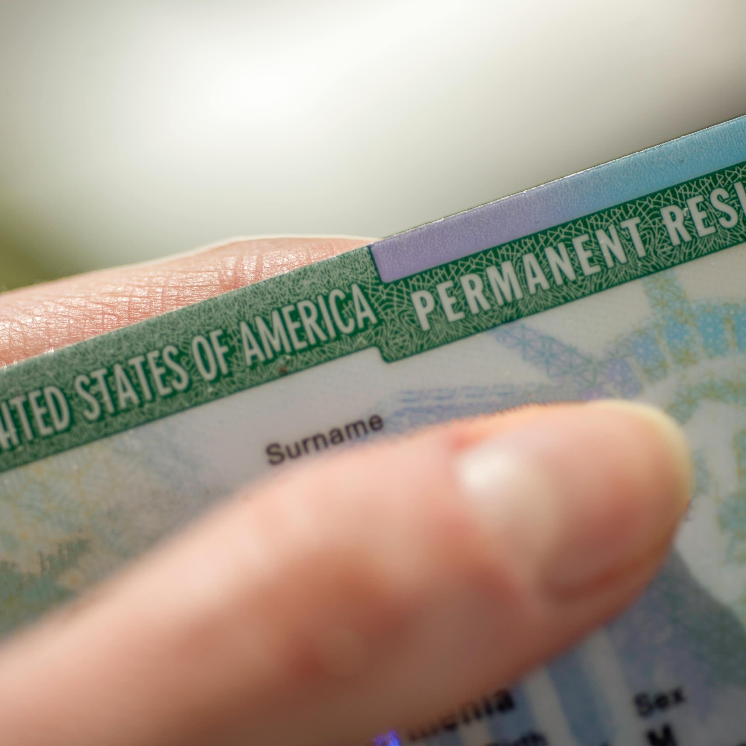 une carte de résident permanent aux USA en gros plan. la fameuse green card
