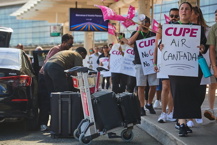 La gente usa señales de protesta que dicen