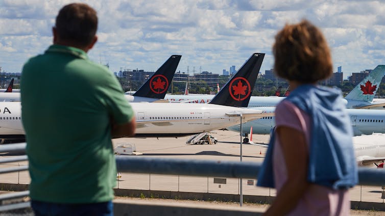 Dos personas miran el balcón en el avión en los aeropuertos sentados
