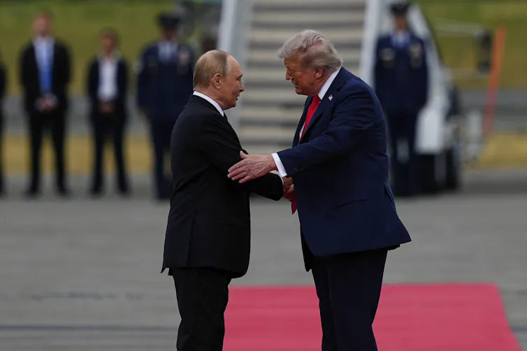 Donald Trump salue Vladimir Poutine sur un tapis rouge