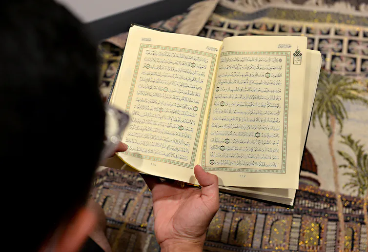 Seseorang sedang membaca Al-Qur’an.