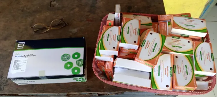 Stok alat diagnostik cepat dan obat 'Dihydroartemisinin-piperaquine' (DHP) untuk deteksi dini dan mengobati malaria.