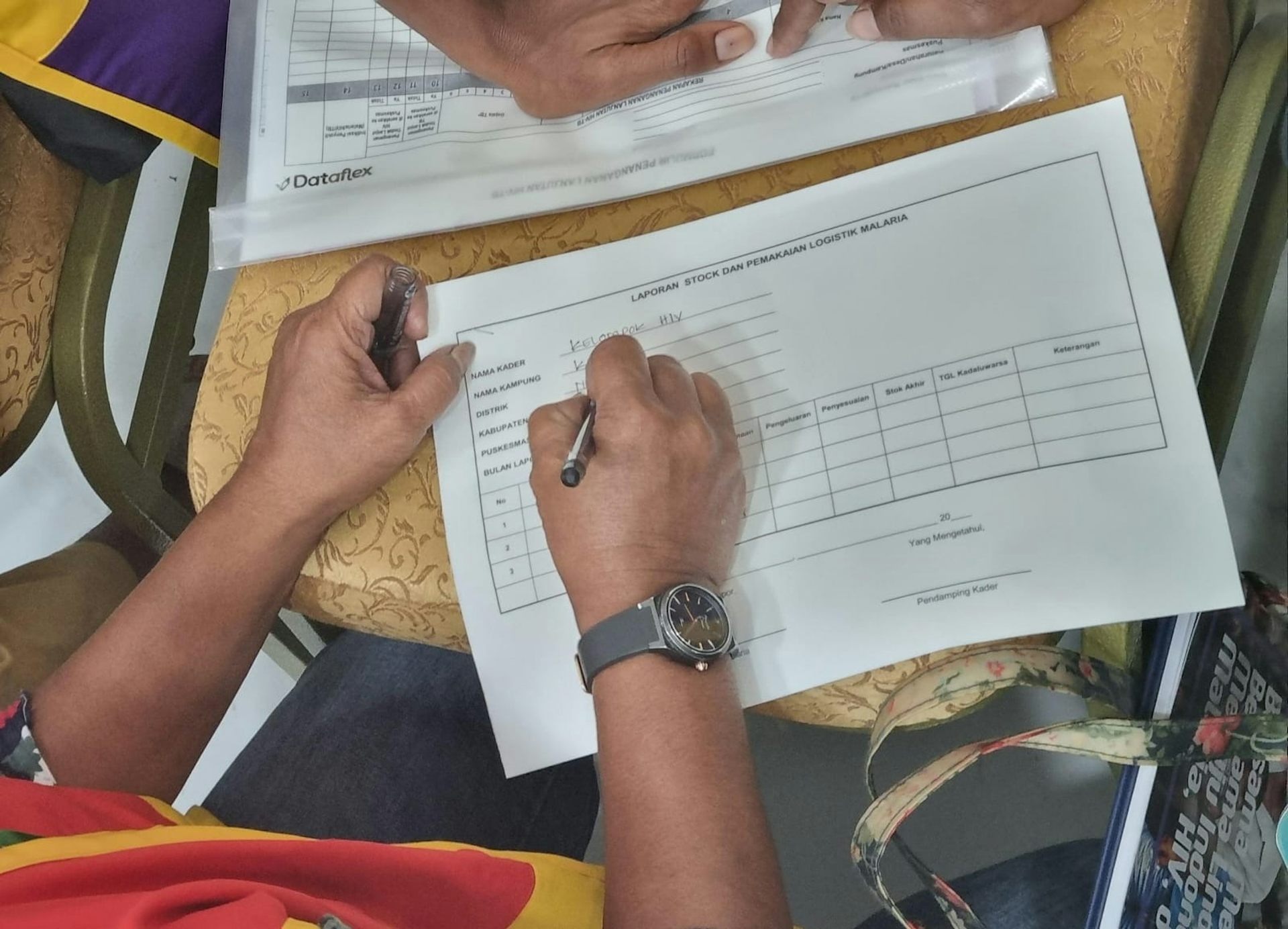 Kader kesehatan melakukan pemantauan rutin  malaria di kampung.