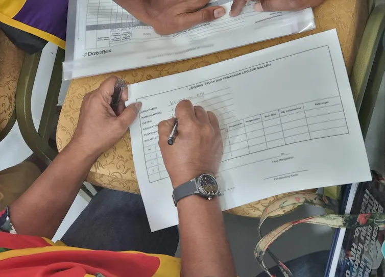Kader kesehatan melakukan pemantauan rutin malaria di kampung.