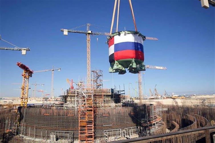 La Russie joue un rôle central dans le premier projet nucléaire civil égyptien à Al Dabaa, en finançant 85 % de son coût total par un prêt. Autorité égyptienne des centrales nucléaires