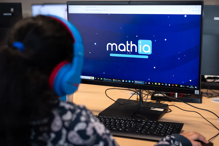 Des élèves de CE1 utilisant l'IA pour leurs cours de maths, à Colomiers, dans le sud-ouest de la France (mars 2025).