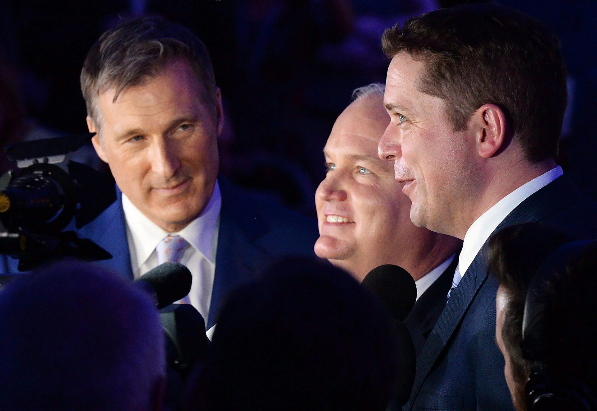 Los tres blancos de mediana edad media están en una serie de basura.