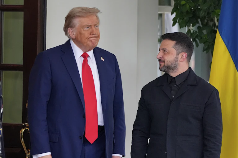 Donald Trump en compagnie de Volodymyr Zelensky, avec un drapeau ukrainien en arrière-plan
