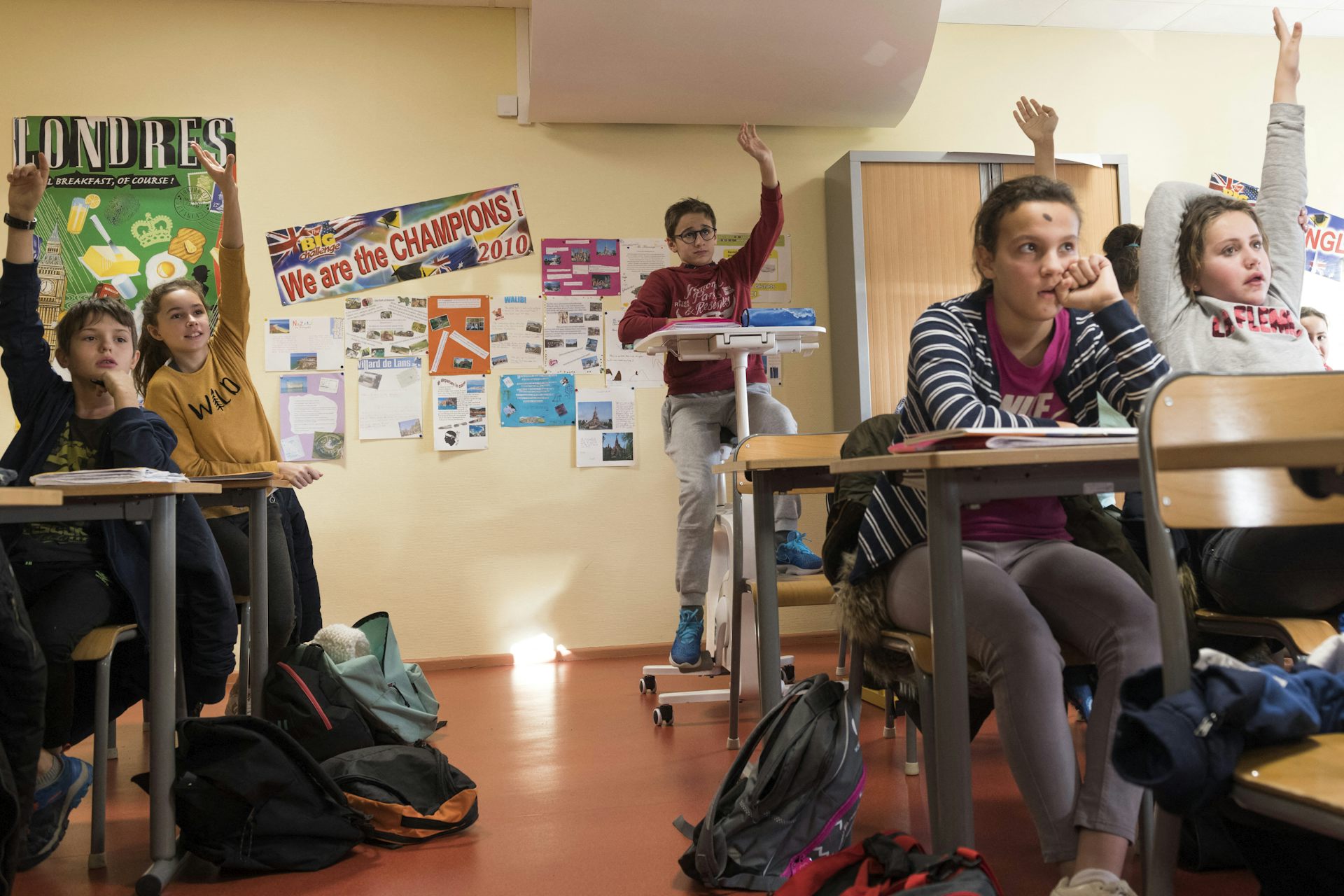 En 2019, dans une classe de l'école Lucien Colon, dans le centre de la France, qui teste des vélos-bureaux afin de canaliser l'énergie des élèves.