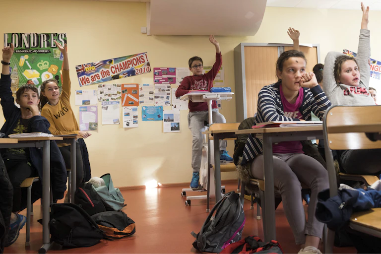 En 2019, dans une classe de l'école Lucien Colon, dans le centre de la France, qui teste des vélos-bureaux afin de canaliser l'énergie des élèves.