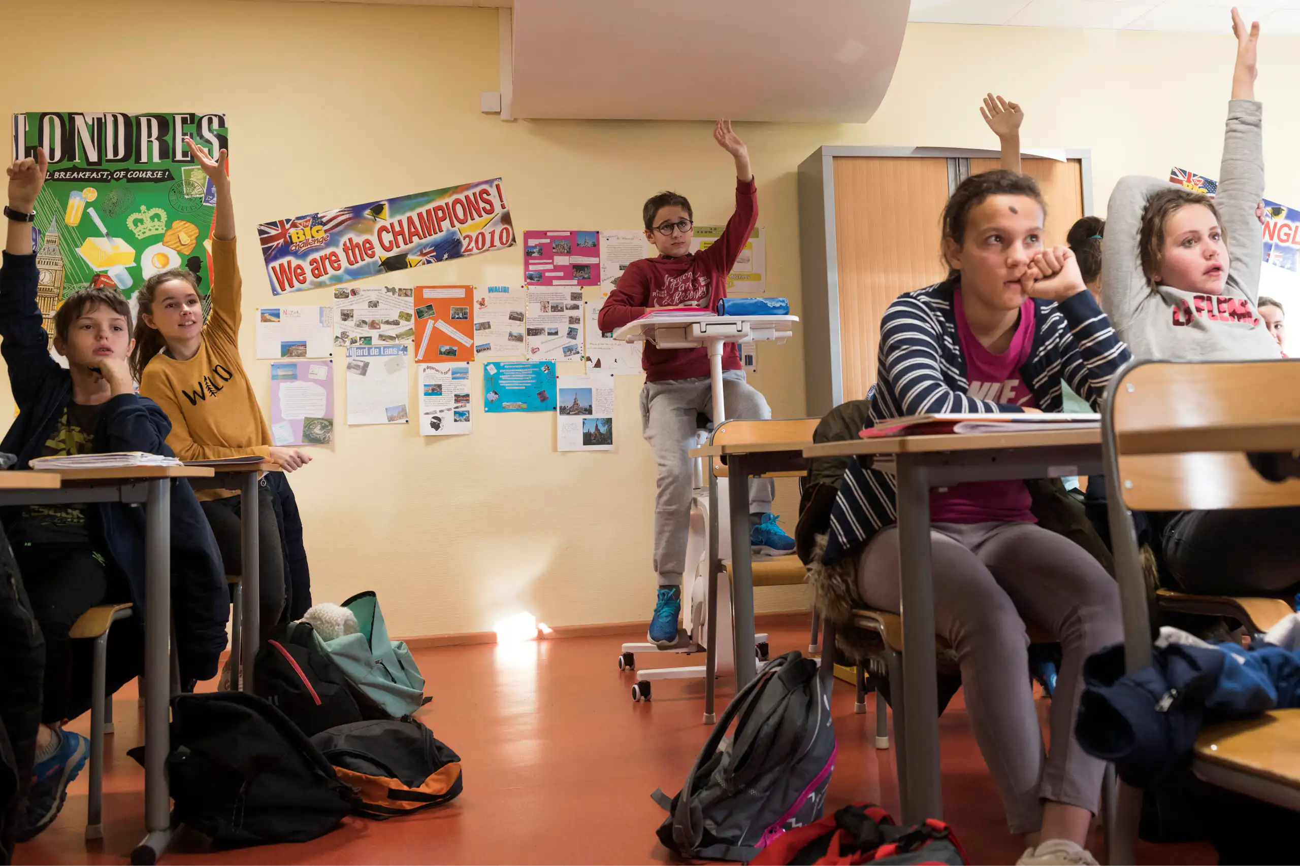 En 2019, dans une classe de l'école Lucien Colon, dans le centre de la France, qui teste des vélos-bureaux afin de canaliser l'énergie des élèves.