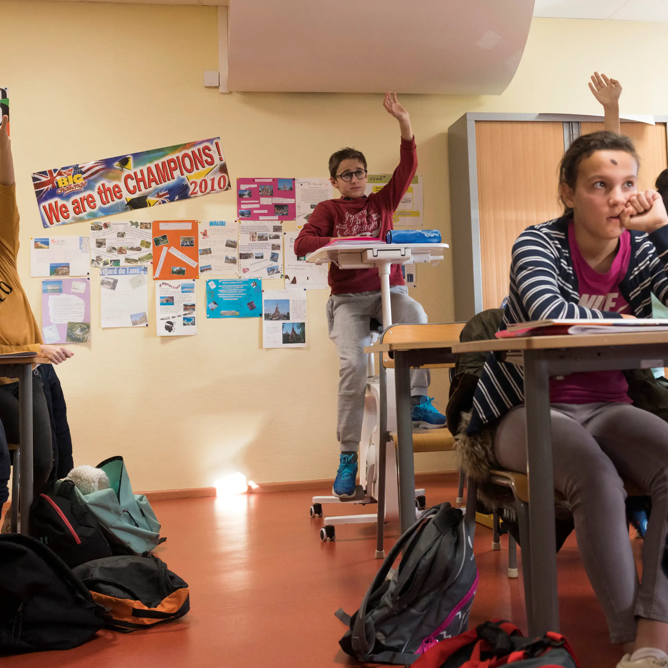 En 2019, dans une classe de l'école Lucien Colon, dans le centre de la France, qui teste des vélos-bureaux afin de canaliser l'énergie des élèves.