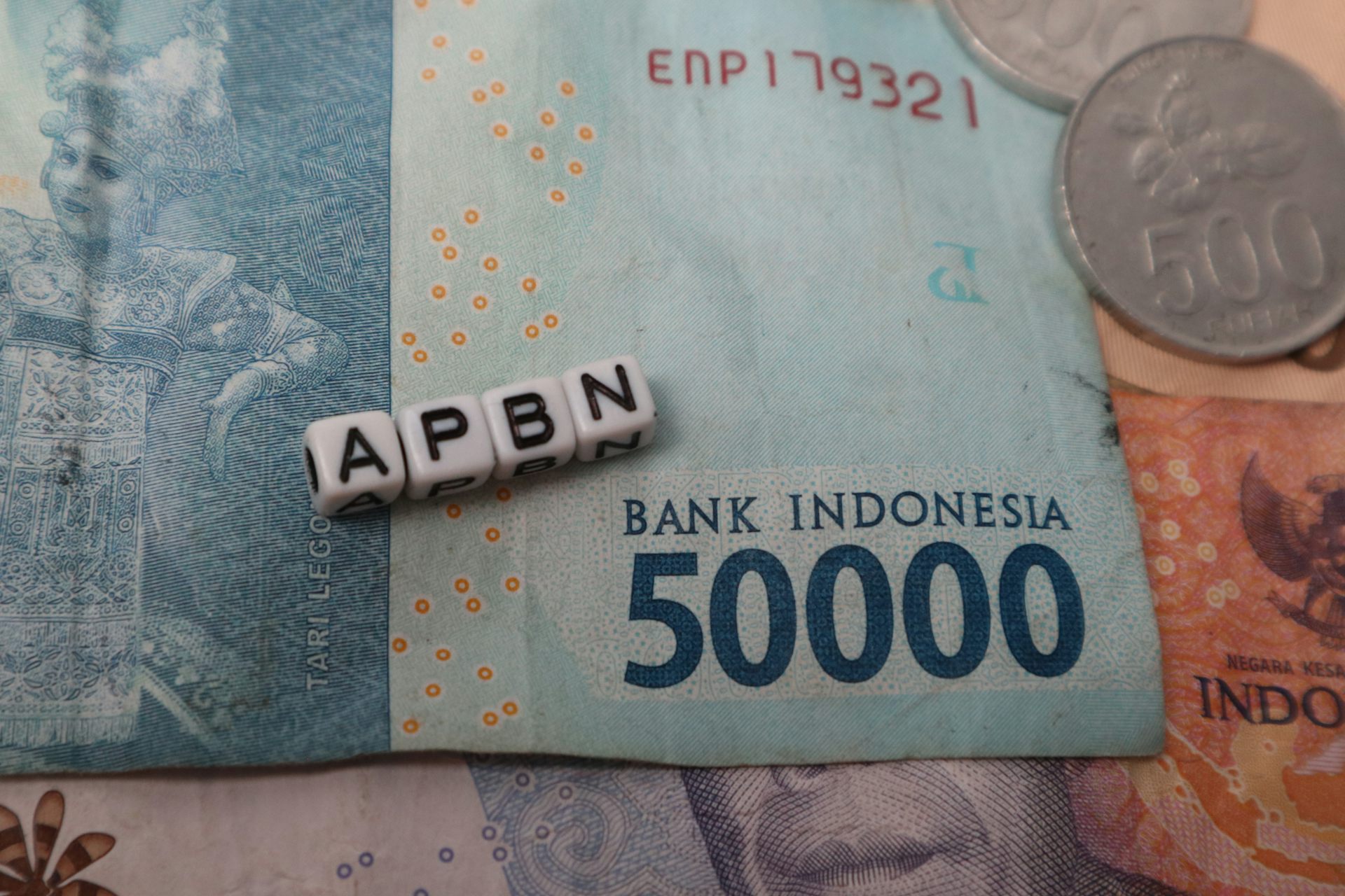 Alokasi 20% APBN belum cukup menyelesaikan masalah kesejahteraan guru dan dosen.