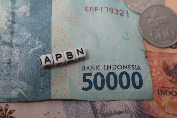 Alokasi 20% APBN belum cukup menyelesaikan masalah kesejahteraan guru dan dosen.