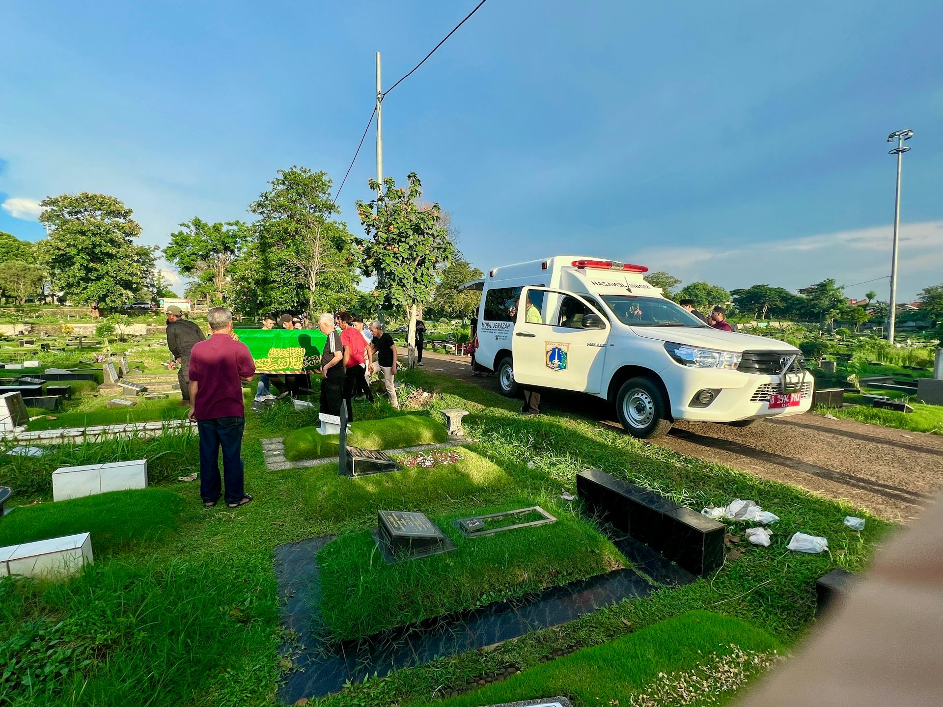 Proses pemakaman umumnya terdiri dari beberapa kegiatan yang memerlukan biaya yang tidak sedikit, termasuk untuk menyewa lahan kuburan.