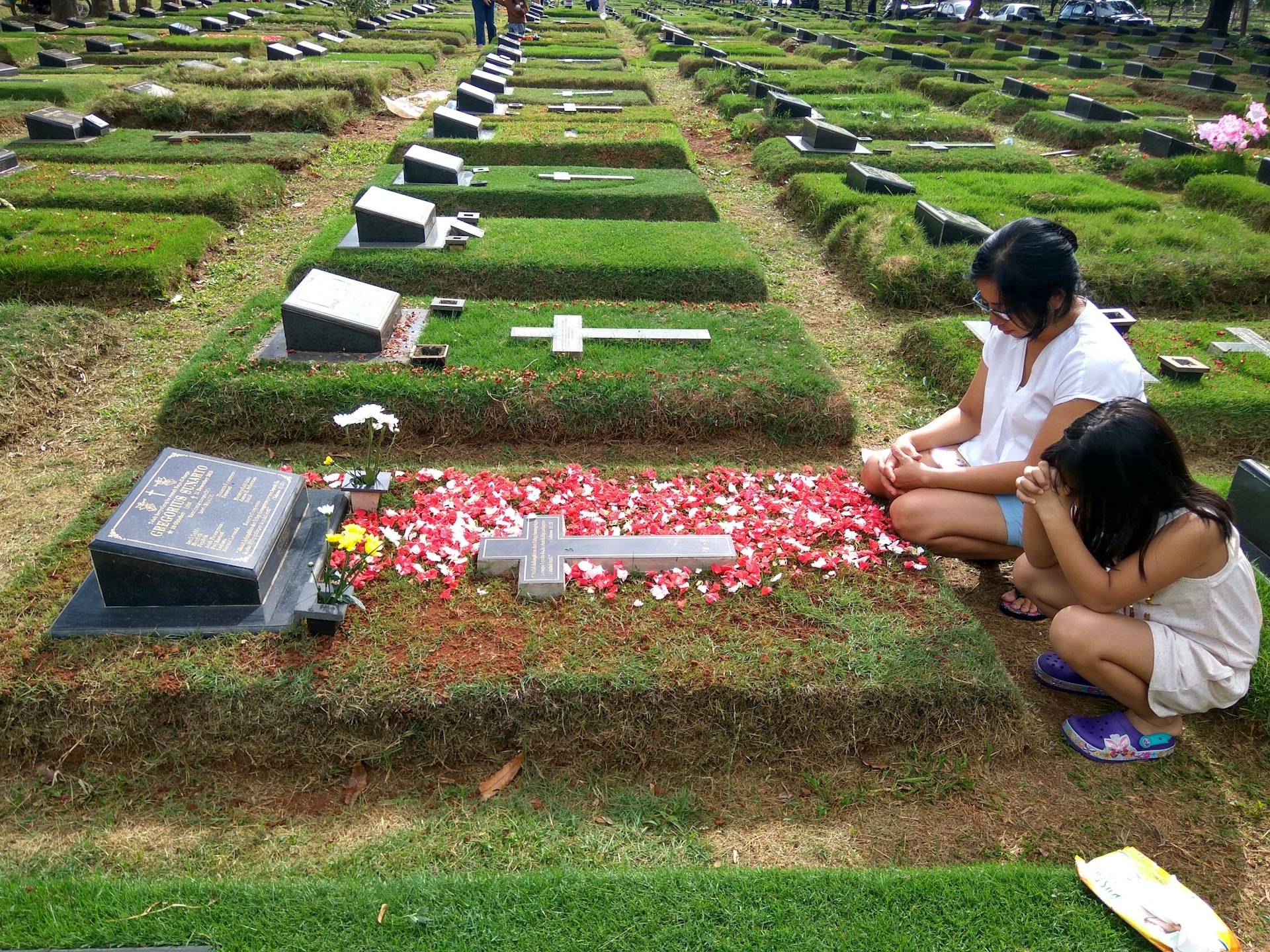 Biaya pemakaman di Jakarta bisa sangat mahal, mencapai jutaan rupiah. Ini sangat membebani warga yang kekurangan secara finansial.