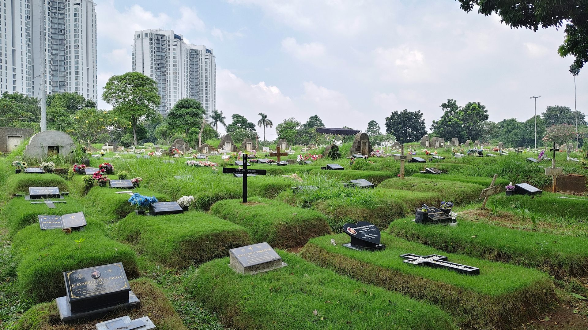 Proses pemakaman di Jakarta menelan biaya fantastis. Belum lagi terbatasnya lahan pemakaman yang membuat harga sewa petak kuburan jadi makin mahal.