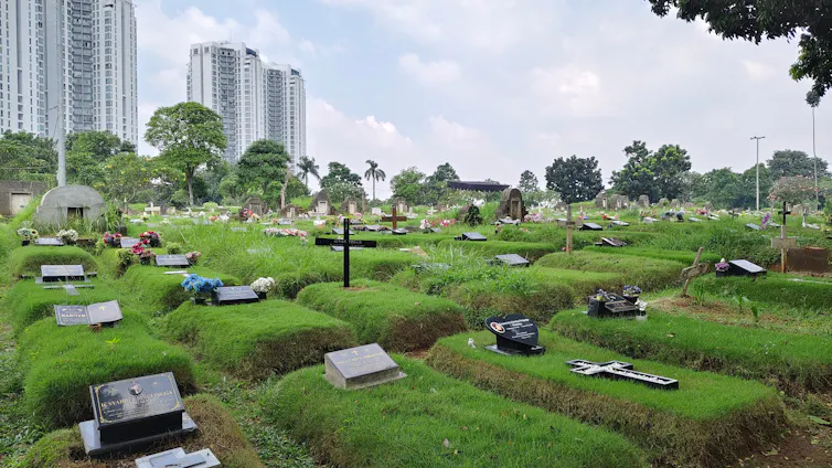 Proses pemakaman di Jakarta menelan biaya fantastis. Belum lagi terbatasnya lahan pemakaman yang membuat harga sewa petak kuburan jadi makin mahal.