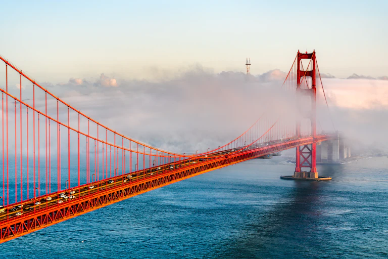 le golden gate dans le brouillard