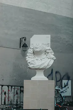 a bust with the top half showing a paper saying loading