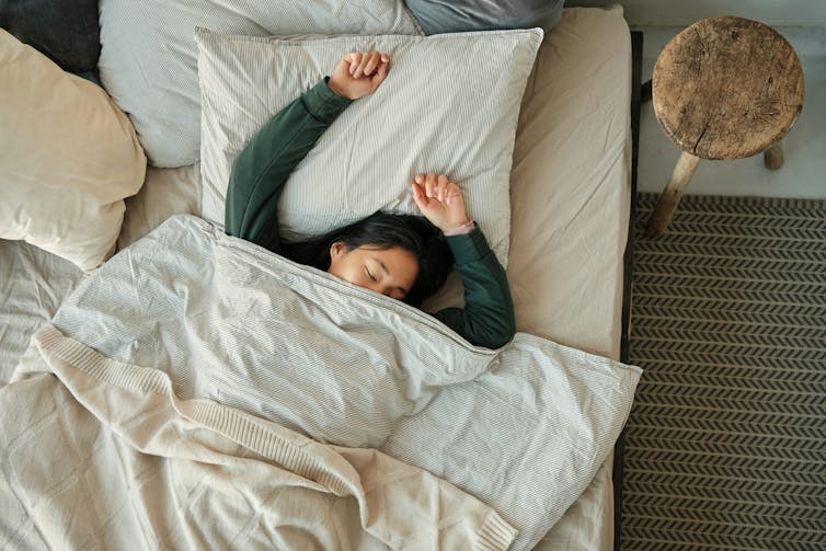 Una mujer que duerme en la cama