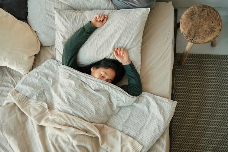 Une femme endormie dans un lit