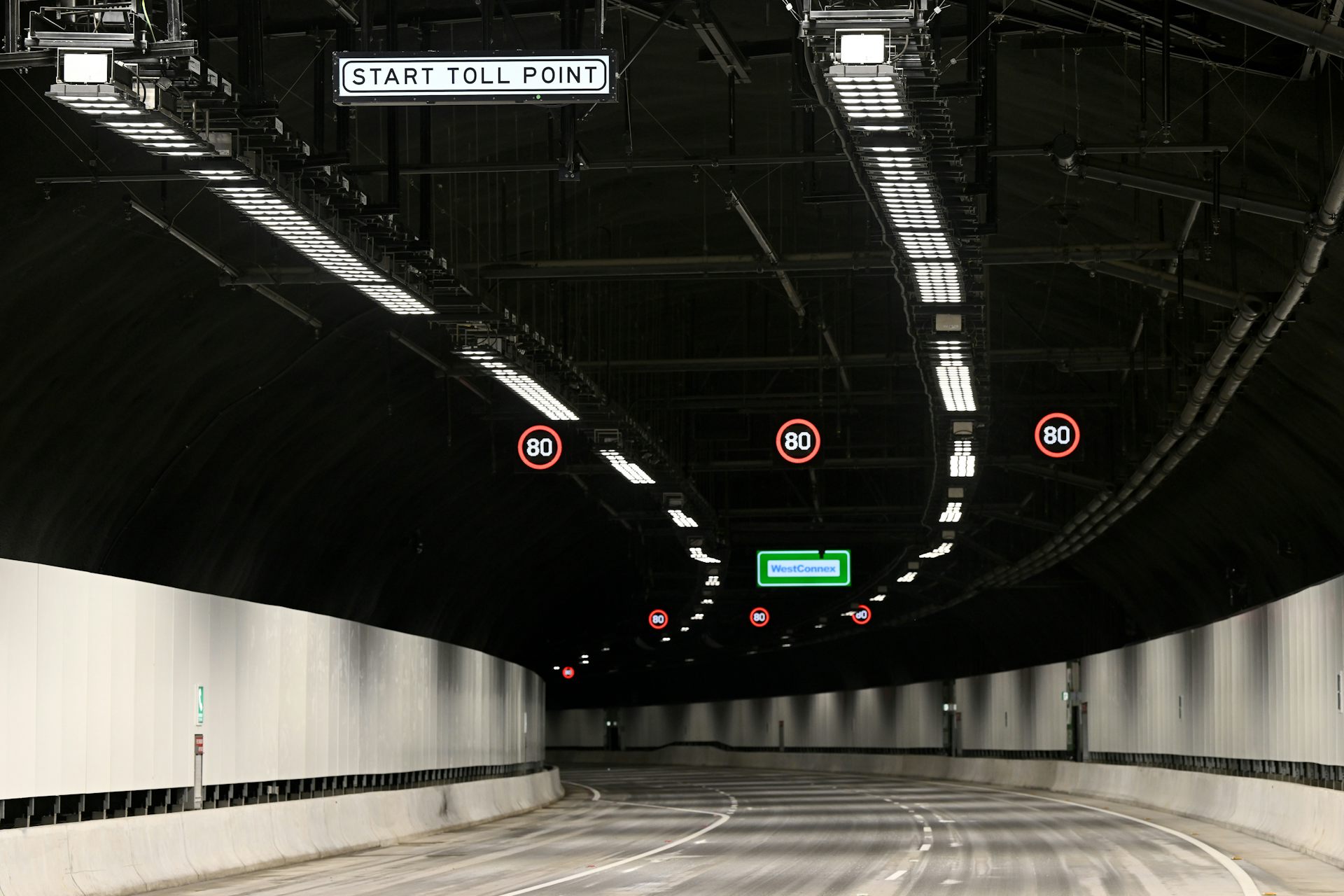 民間の有料道路は納税者のお金を節約することになっていますが、これらの隠れたコストを持つことができます