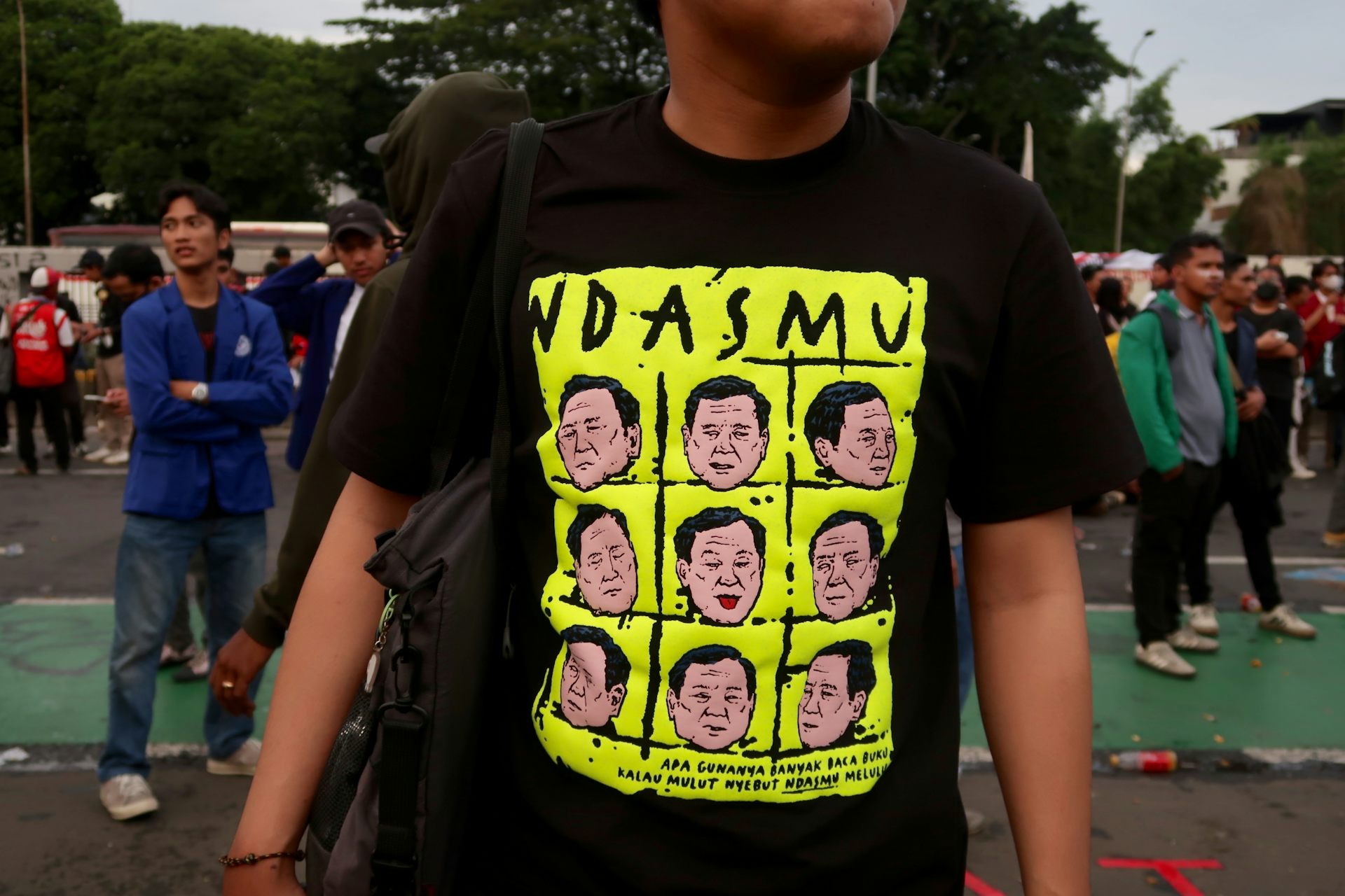 Prabowo berkali-kali dikritik keras oleh publik dan kalangan akademisi akibat kebijakannya yang tidak berpihak pada rakyat dan tidak transparan, termasuk pengesahan UU TNI, pendirian Danantara dan efisiensi anggaran.