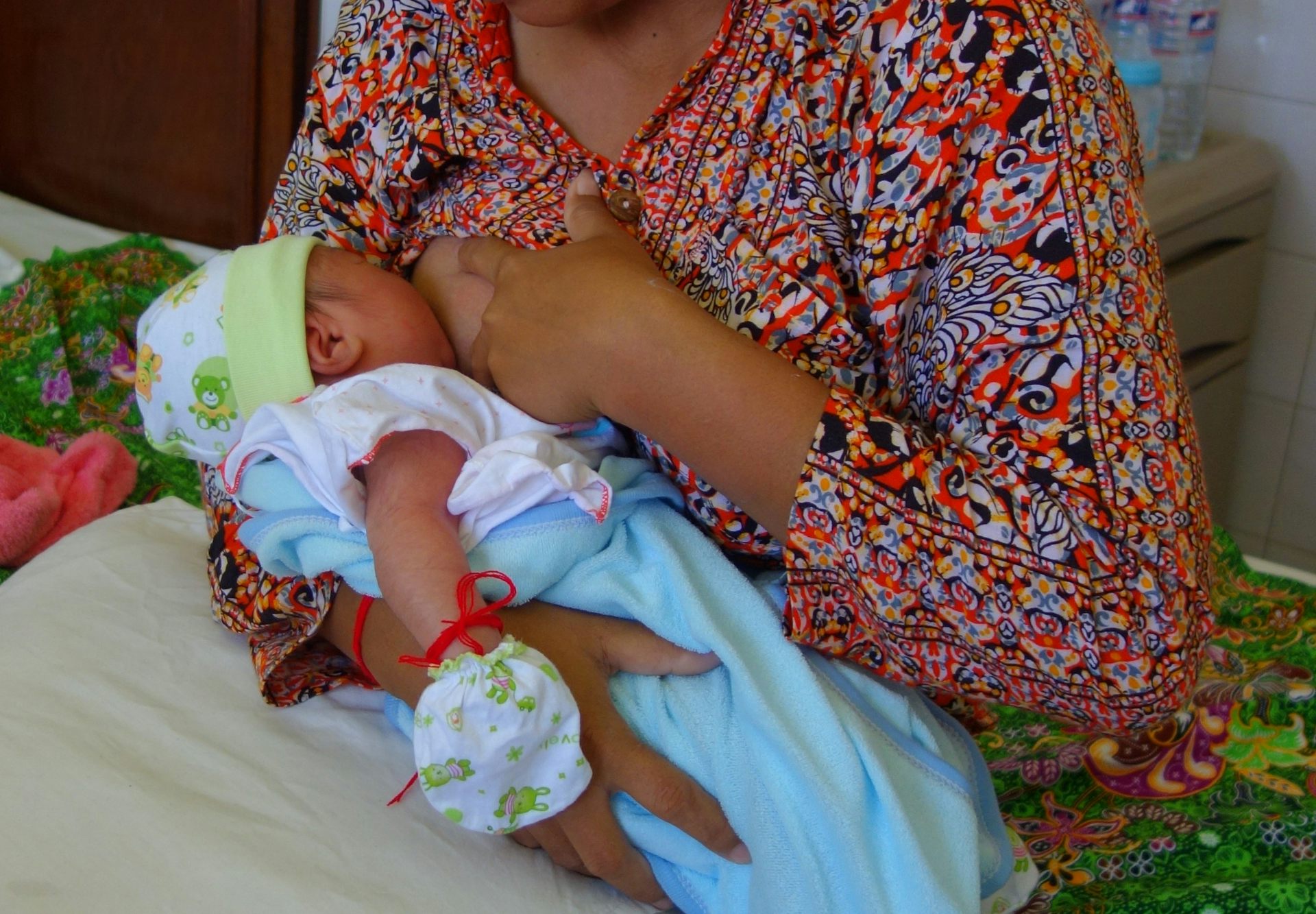 Allaitement au premier jour de la naissance à l'hôpital de service de maternité de l’hôpital Calmette (Phnom-Penh, Cambodge), 20 novembre 2014.
