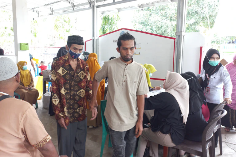 Ilustrasi pemeriksaan TB di desa.