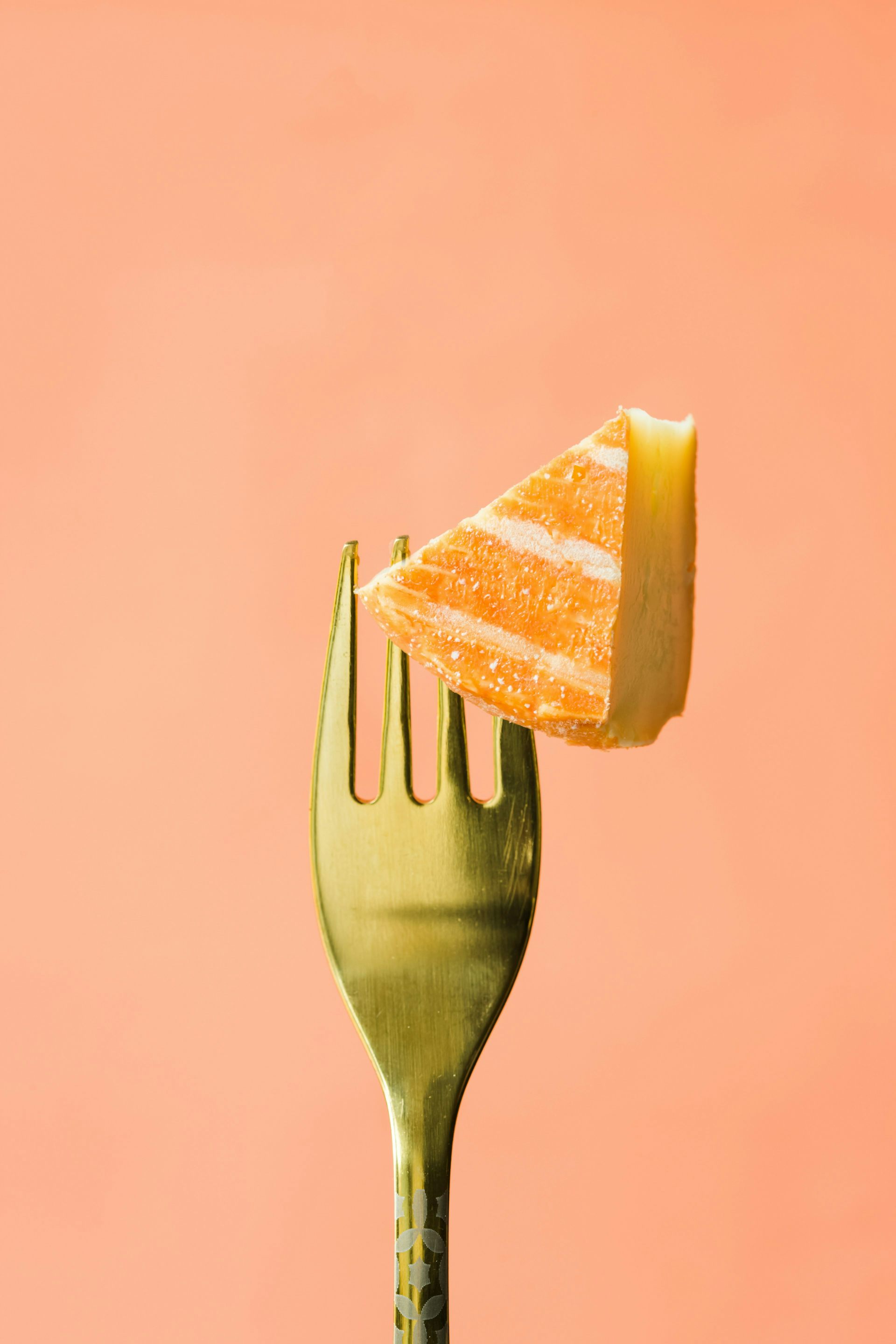 Un morceau de fromage sur une fourchette
