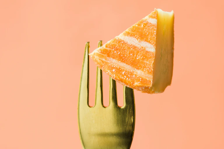 Un morceau de fromage sur une fourchette