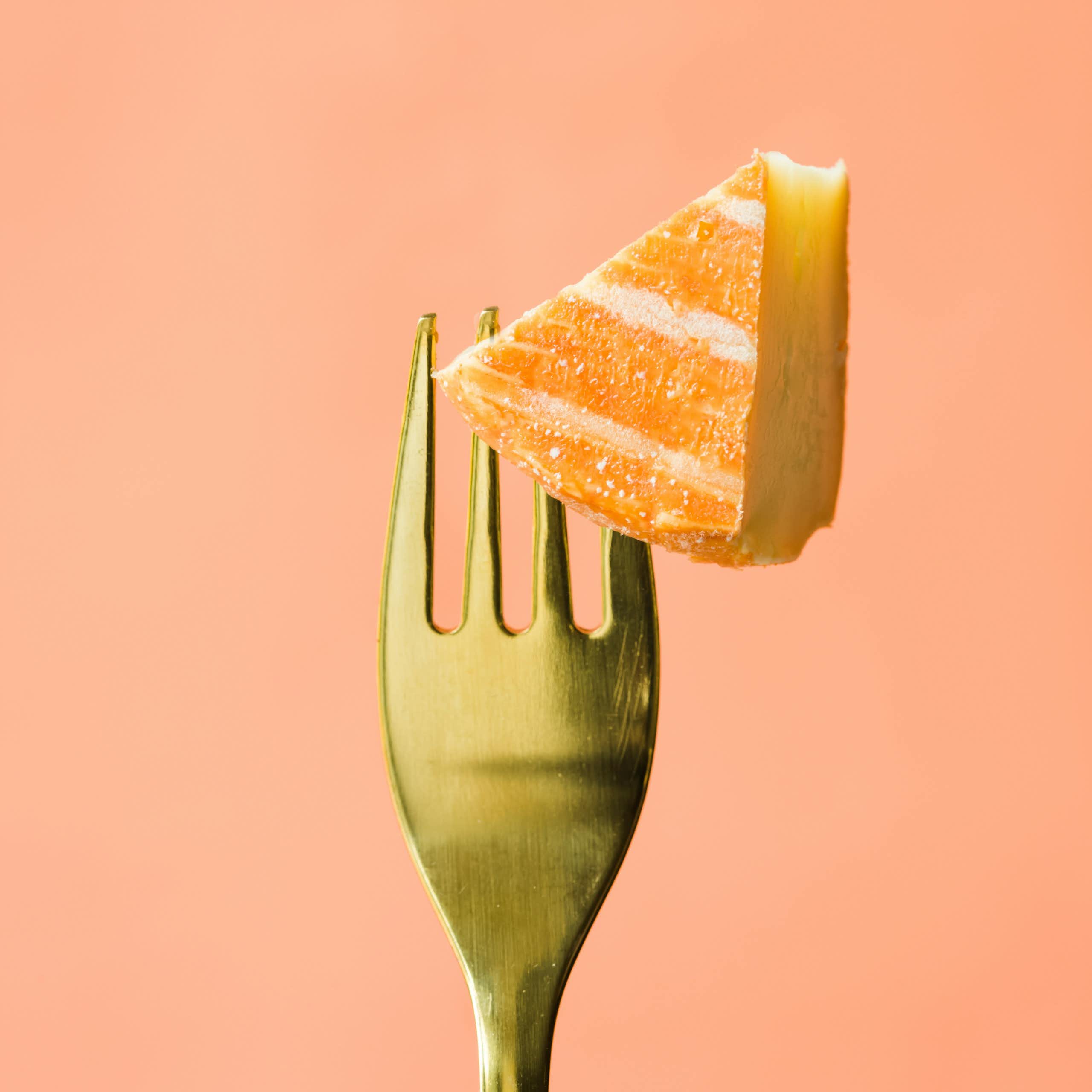 Un morceau de fromage sur une fourchette