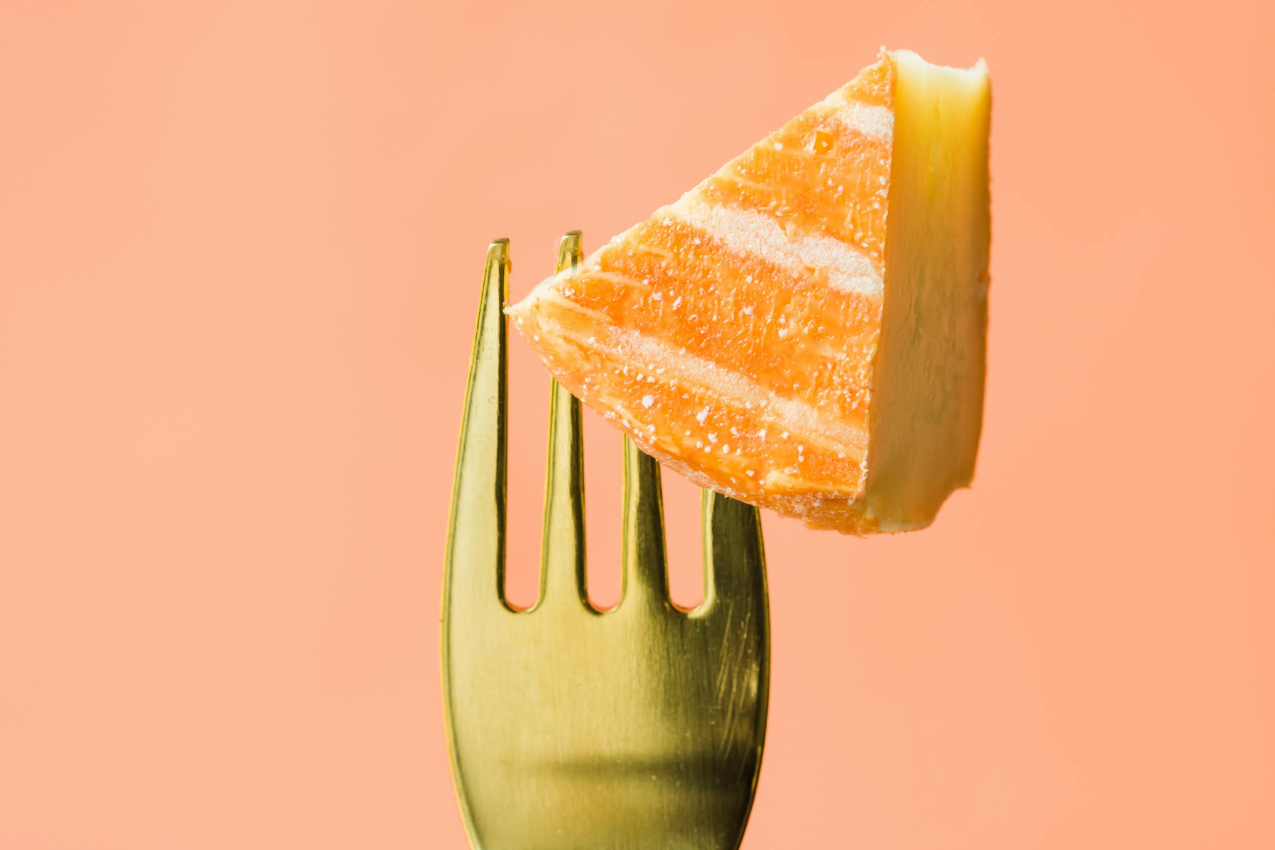 Un morceau de fromage sur une fourchette