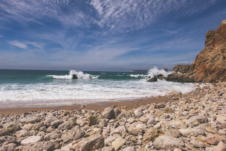 Una playa rocosa