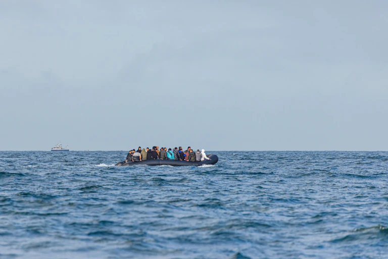 Una lancha con migrantes en el mar