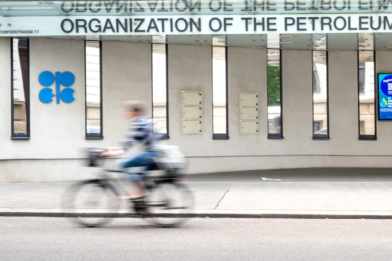 un vélo passe devant le siège de l'Opep à Vienne.