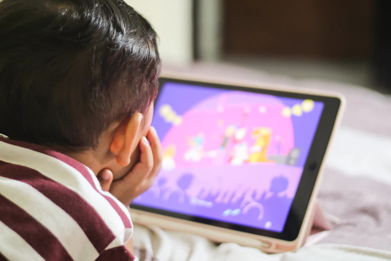 Roblox dan Youtube ataupun game online membuat anak jadi mahir dan bisa merugikan keuangan