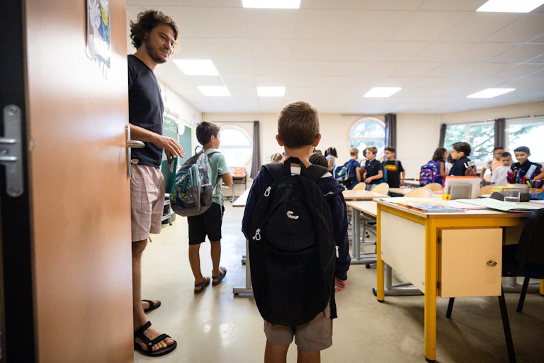 Les écoliers sont accueillis par leur enseignant le jour de la rentrée à l'école primaire Bonnevaine Zenatti à Marseille (septembre 2024).