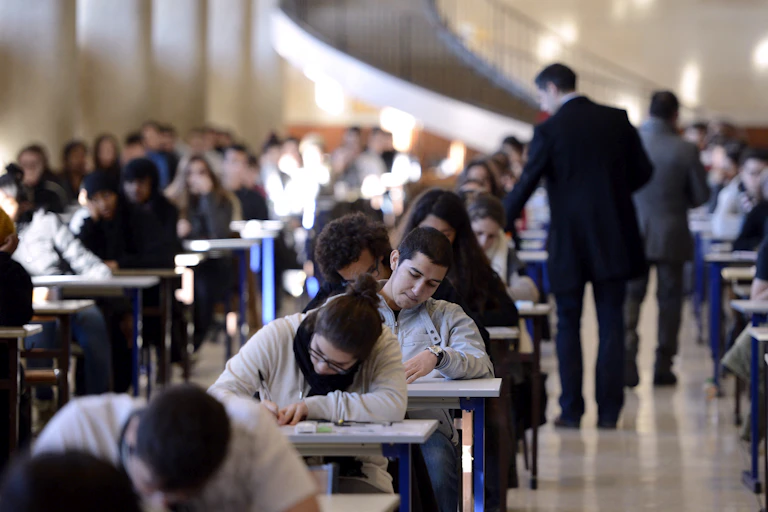 Des étudiants se préparent à passer leur examen du premier semestre à l'université de médecine de La Timone à Marseille (décembre 2012).