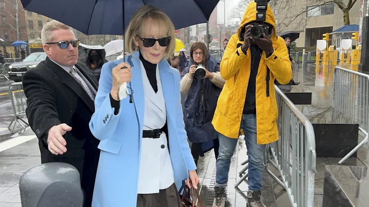 femme en manteau bleu