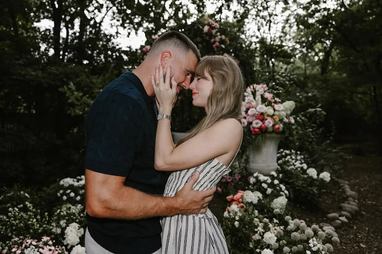 Swift and Kelce's engagement photo.