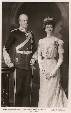 Como la acción escocés de 300 años en el país escapó a la pelota de restos 1 La foto en blanco y negro muestra a un hombre con un vestido militar y una mujer con el vestido y la tiara.