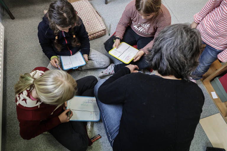 Cours de maths à l'école « La Lisière » à Champniers-et-Reilhac, dans le sud-ouest de la France (décembre 2024).